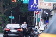 儋州台当局这个单位的公车，给了狗了